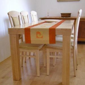 Kompakter Tisch mit schlichten Holzstühlen