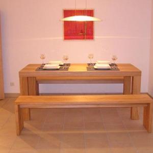 Tisch aus Holz mit Sitzbank