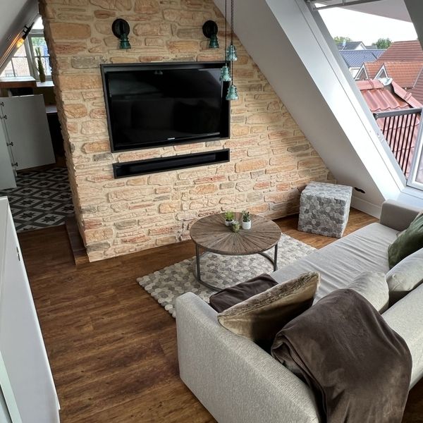 Moderne Sofaecke mit einem in der Wand eingelassenen Fernseher