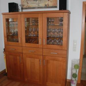 Vitrinenschrank aus Holz