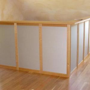 Theke aus Holz mit weißer Verkleidung