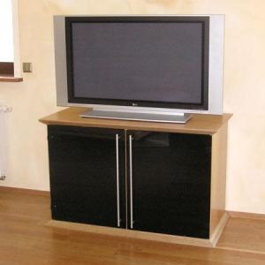 Fernsehtisch aus Holz mit schwarzen Türen