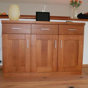 Wohnzimmerschrank aus Holz mit Schrank- und Schubladenelementen