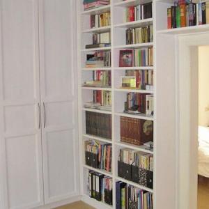 Weißes, großes Bücherregal aus Holz