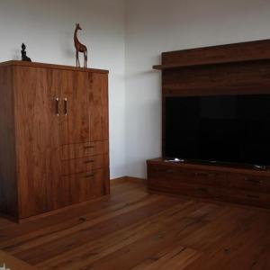 Dunkler Holzschrank