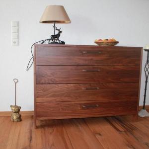 Schubladenschrank aus Holz