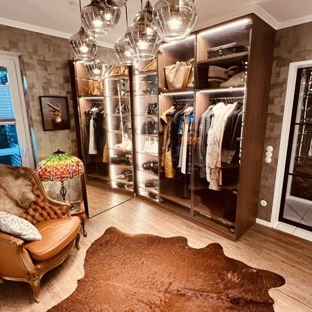 Großer, beleuchteter, individueller Kleiderschrank