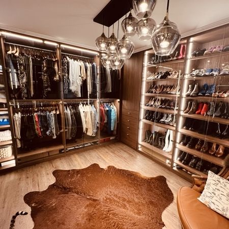 Begehbarer Kleiderschrank mit vielen Schrankelementen aus Holz