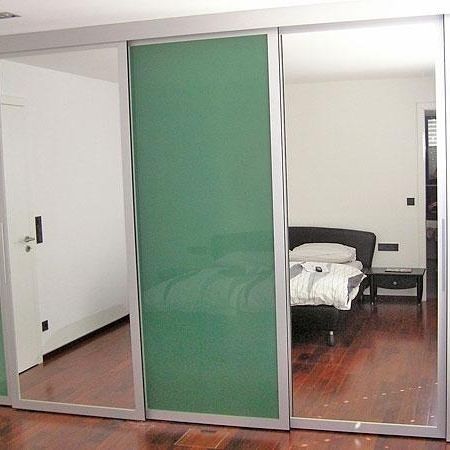 Kleiderschrank mit grünen Fronten und Spiegelelementen
