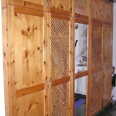 Kleiderschrank aus Holz