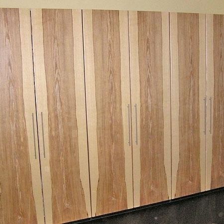 Kleiderschrank aus Holz mit interessanter Musterung