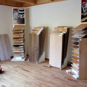 Holzfußboden-Ausstellung mit verschiedenen Mustern