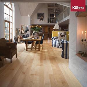 Lichtdurchfluteter Raum mit hellem Kährs-Holzboden